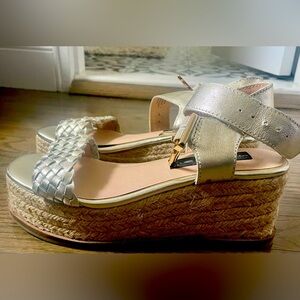 Steven by Steve Madden Flat-form Sandal. Size 6. Gold braided.